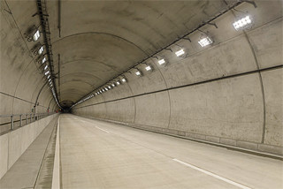 図8 トンネル照明(入口部)