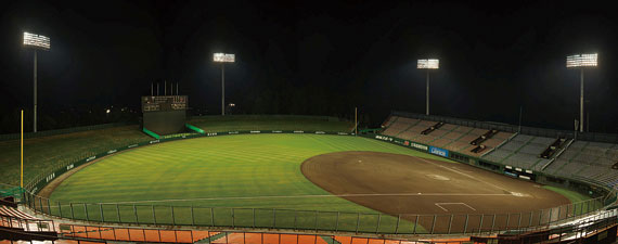 花咲スポーツ公園硬式野球場の照明設備 野球場納入施設例 施設報告 岩崎電気
