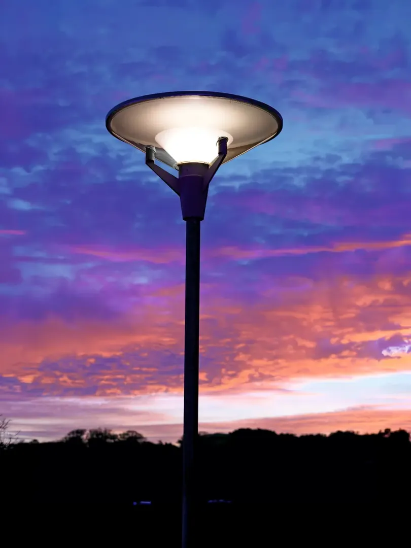 幻想的な夕焼けをバックに街路灯を撮影する。トワイライトに降り立つUFOのようだ。